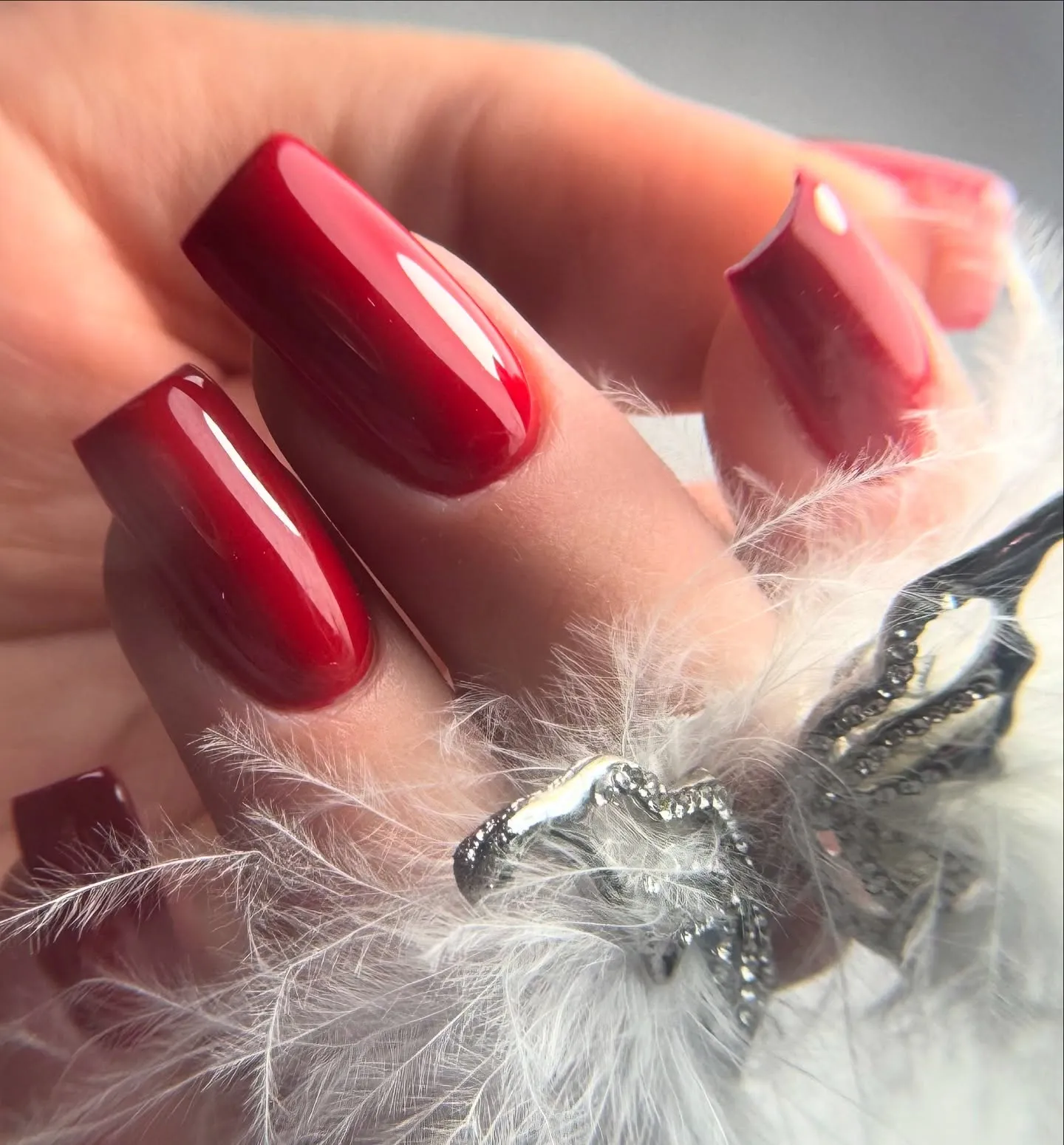 Klasyczny czerwony manicure hybrydowy pod skórki Chrzanów